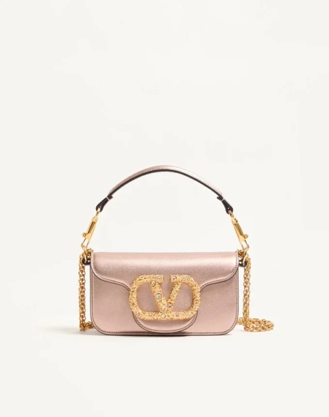 Mała torebka na ramię Valentino Garavani Locò z laminowanej skóry cielęcej z logo w kształcie klejnotu Mała torebka na ramię Valentino Garavani Locò z laminowanej skóry cielęcej z logo w kształcie klejnotu