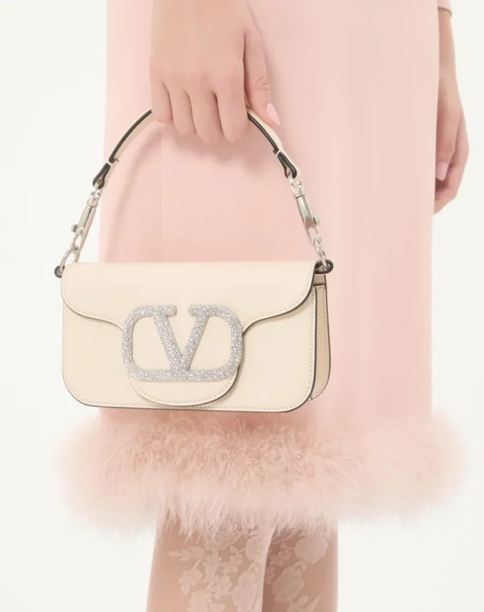 Mała torebka na ramię Valentino Garavani Locò z logo Jewel Mała torebka na ramię Valentino Garavani Locò z logo Jewel