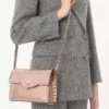 Mała torebka na ramię Valentino Garavani Rockstud z laminowanej ziarnistej skóry cielęcej