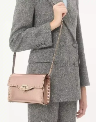 Mała torebka na ramię Valentino Garavani Rockstud z laminowanej ziarnistej skóry cielęcej Mała torebka na ramię Valentino Garavani Rockstud z laminowanej ziarnistej skóry cielęcej