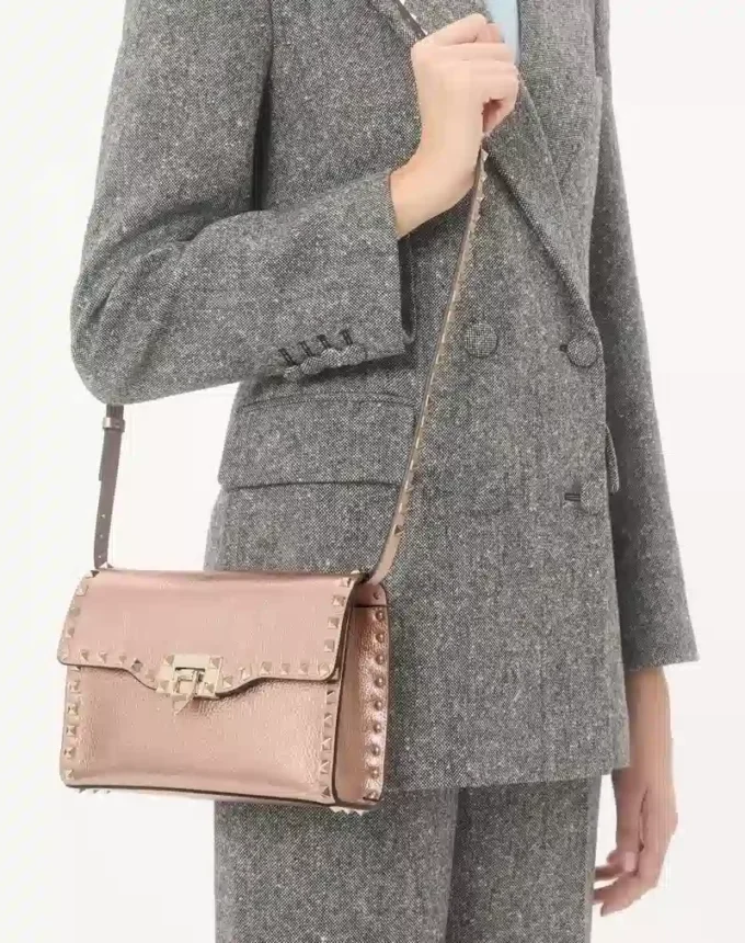 Mała torebka na ramię Valentino Garavani Rockstud z laminowanej ziarnistej skóry cielęcej
