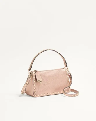 Mała torebka na ramię Valentino Garavani Rockstud z laminowanej ziarnistej skóry cielęcej