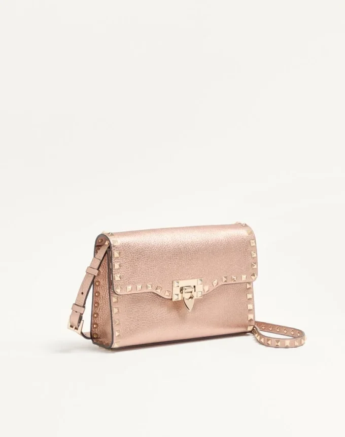 Mała torebka na ramię Valentino Garavani Rockstud z laminowanej ziarnistej skóry cielęcej