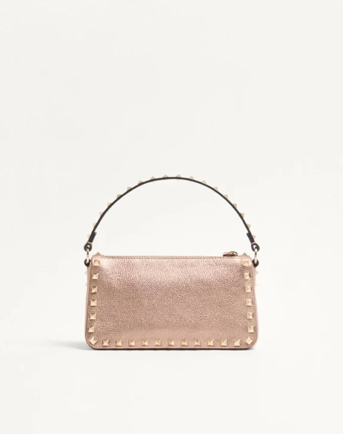 Mała torebka na ramię Valentino Garavani Rockstud z laminowanej ziarnistej skóry cielęcej Mała torebka na ramię Valentino Garavani Rockstud z laminowanej ziarnistej skóry cielęcej