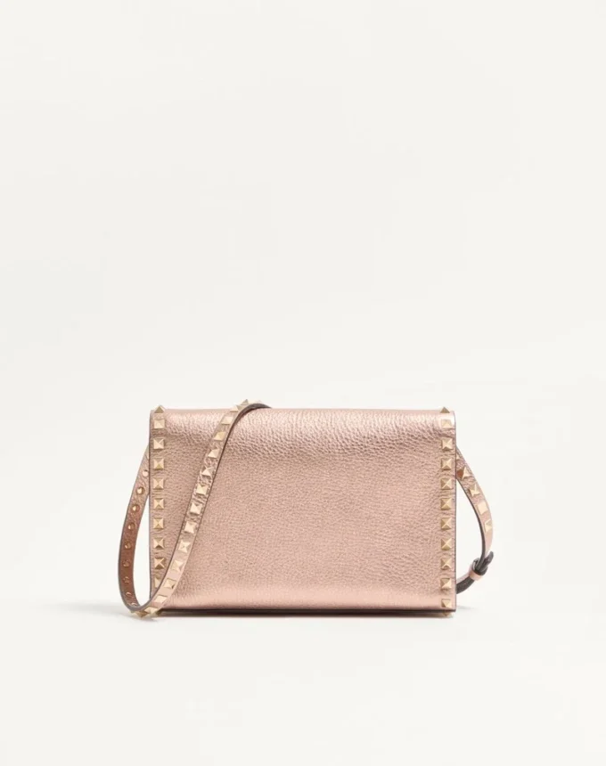 Mała torebka na ramię Valentino Garavani Rockstud z laminowanej ziarnistej skóry cielęcej