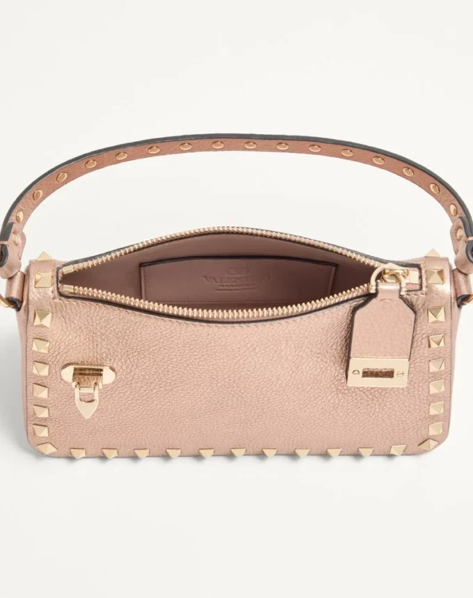 Mała torebka na ramię Valentino Garavani Rockstud z laminowanej ziarnistej skóry cielęcej Mała torebka na ramię Valentino Garavani Rockstud z laminowanej ziarnistej skóry cielęcej