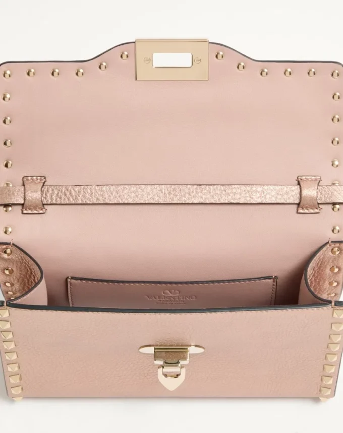 Mała torebka na ramię Valentino Garavani Rockstud z laminowanej ziarnistej skóry cielęcej