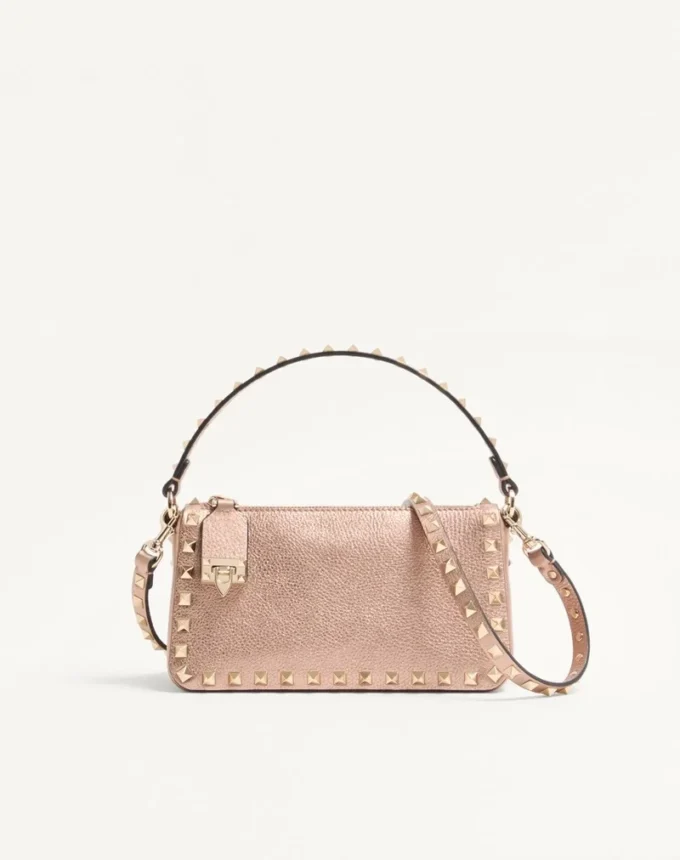 Mała torebka na ramię Valentino Garavani Rockstud z laminowanej ziarnistej skóry cielęcej Mała torebka na ramię Valentino Garavani Rockstud z laminowanej ziarnistej skóry cielęcej