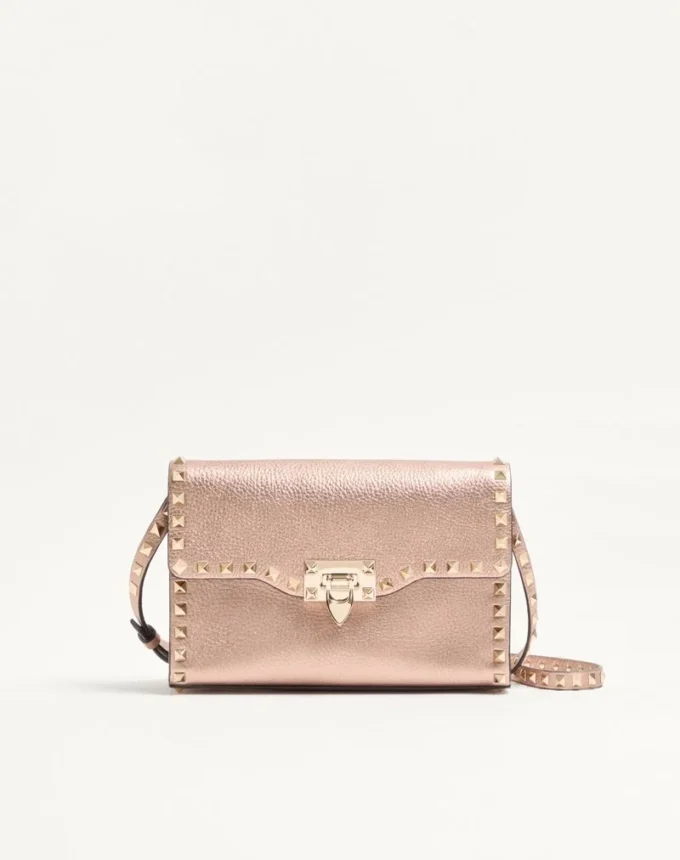 Mała torebka na ramię Valentino Garavani Rockstud z laminowanej ziarnistej skóry cielęcej