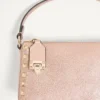Mała torebka na ramię Valentino Garavani Rockstud z laminowanej ziarnistej skóry cielęcej Mała torebka na ramię Valentino Garavani Rockstud z laminowanej ziarnistej skóry cielęcej