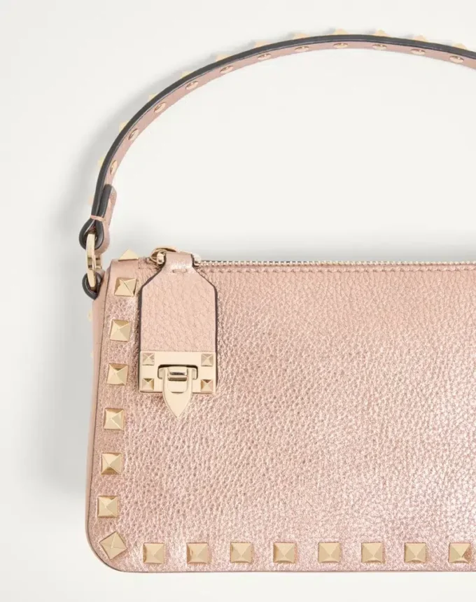 Mała torebka na ramię Valentino Garavani Rockstud z laminowanej ziarnistej skóry cielęcej Mała torebka na ramię Valentino Garavani Rockstud z laminowanej ziarnistej skóry cielęcej