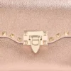 Mała torebka na ramię Valentino Garavani Rockstud z laminowanej ziarnistej skóry cielęcej