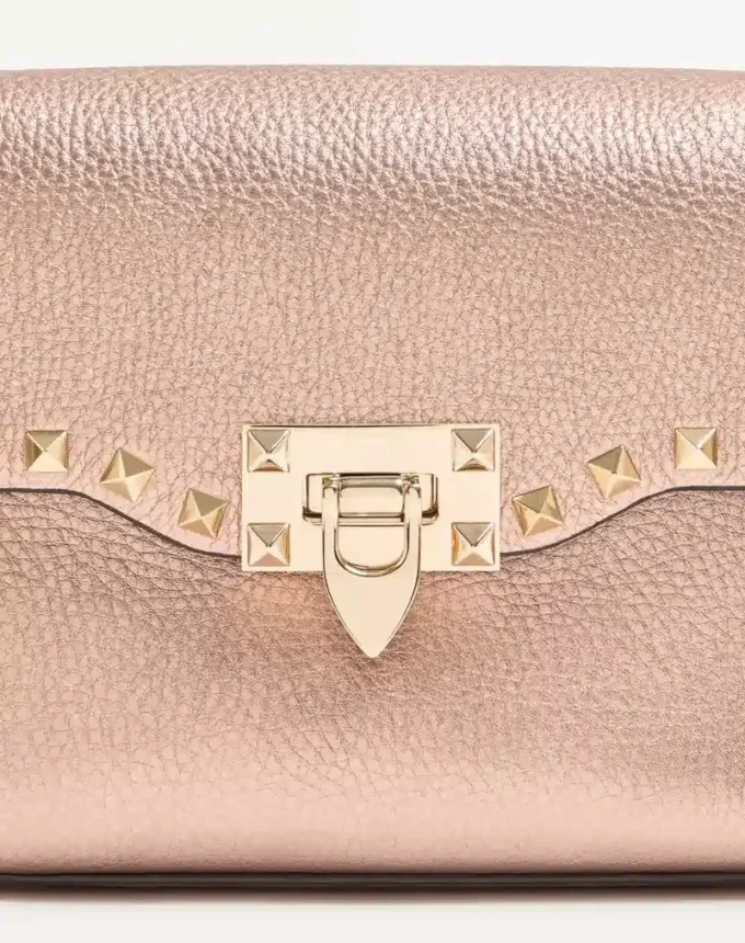 Mała torebka na ramię Valentino Garavani Rockstud z laminowanej ziarnistej skóry cielęcej