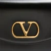 Mała torebka na ramię Valentino Garavani Vain z błyszczącej skóry cielęcej Mała torebka na ramię Valentino Garavani Vain z błyszczącej skóry cielęcej