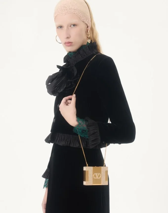 Metalowa kopertówka Minaumorphe Minaudière marki Valentino Garavani z kryształami Swarovski® i satynowym etui Metalowa kopertówka Minaumorphe Minaudière marki Valentino Garavani z kryształami Swarovski® i satynowym etui
