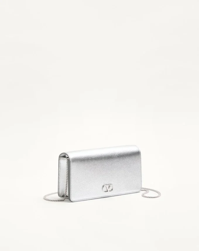 Mini torebka na ramię VLogo Signature z laminowanej ziarnistej skóry cielęcej Mini torebka na ramię VLogo Signature z laminowanej ziarnistej skóry cielęcej