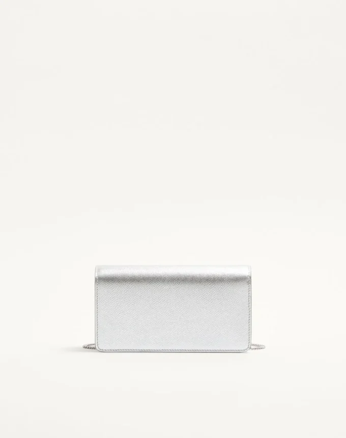 Mini torebka na ramię VLogo Signature z laminowanej ziarnistej skóry cielęcej Mini torebka na ramię VLogo Signature z laminowanej ziarnistej skóry cielęcej