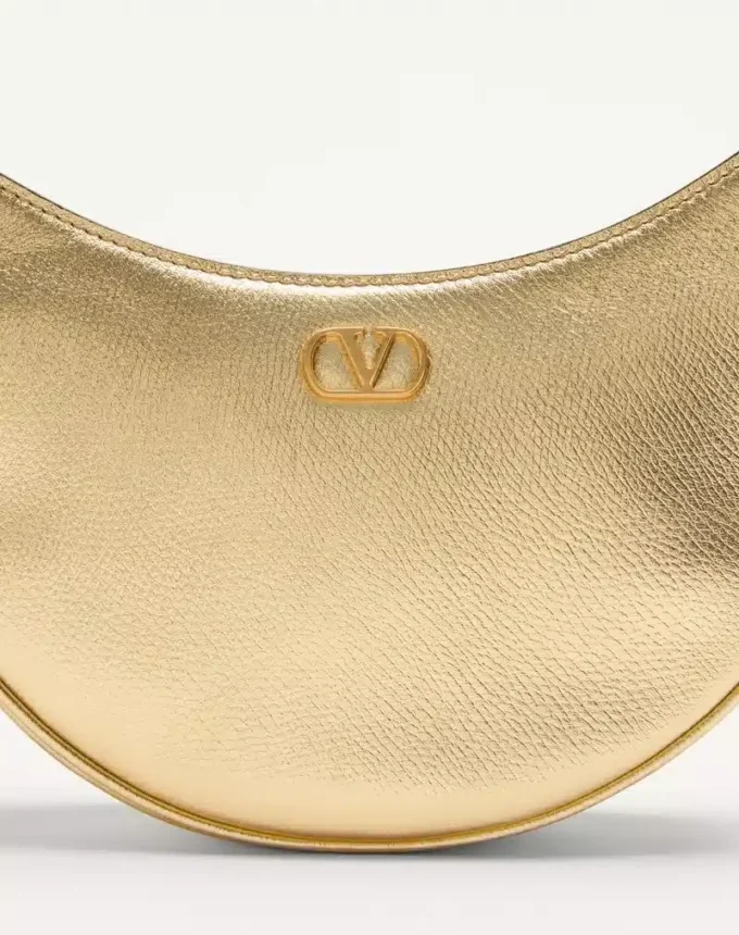 Mini torebka typu hobo z laminowanej ziarnistej skóry cielęcej z logo Vlogo