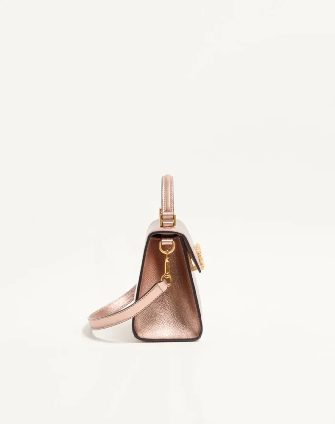 Mini torebka Valentino Garavani Vsling z laminowanej ziarnistej skóry cielęcej z logo z kryształami Mini torebka Valentino Garavani Vsling z laminowanej ziarnistej skóry cielęcej z logo z kryształami