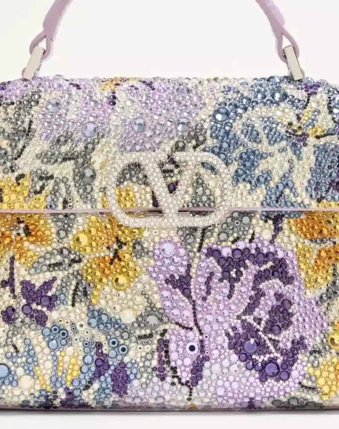 Mini torebka Valentino Garavani Vsling z motywem Flowerism z kryształków i logo z klejnotami Mini torebka Valentino Garavani Vsling z motywem Flowerism z kryształków i logo z klejnotami