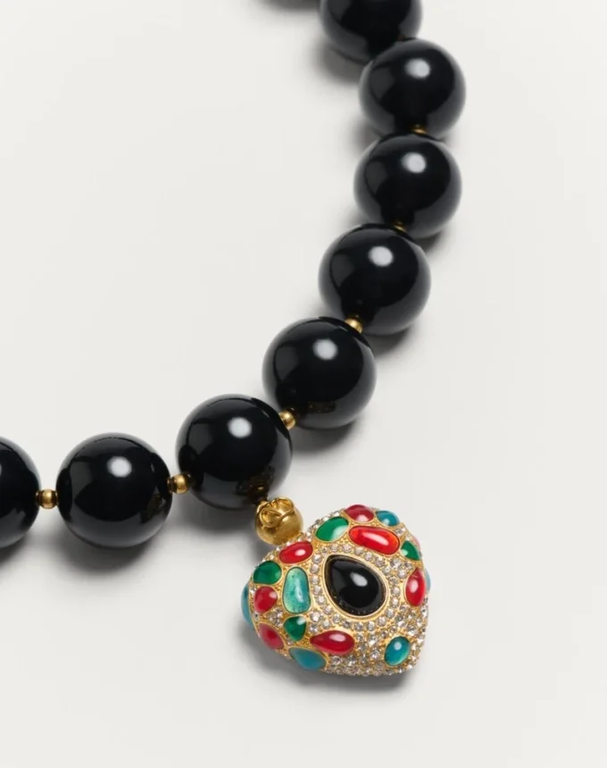 Naszyjnik Coeur Royal z metalu, żywicy, emalii i kryształów Swarovski® Naszyjnik Coeur Royal z metalu, żywicy, emalii i kryształów Swarovski®