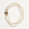 Naszyjnik owalny z metalu, emalii, pereł i kryształów Swarovski® Naszyjnik owalny z metalu, emalii, pereł i kryształów Swarovski®