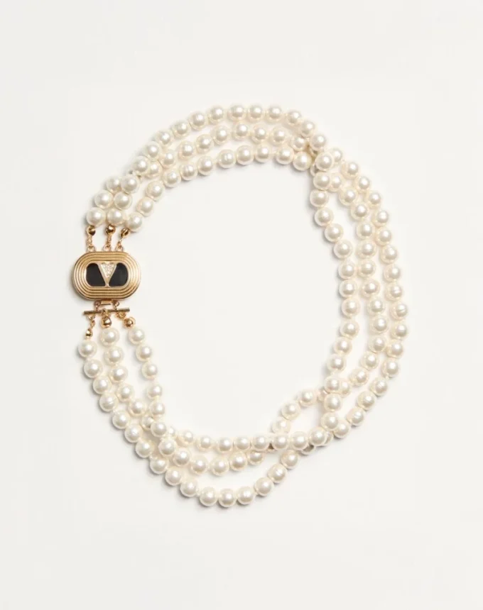 Naszyjnik owalny z metalu, emalii, pereł i kryształów Swarovski® Naszyjnik owalny z metalu, emalii, pereł i kryształów Swarovski®
