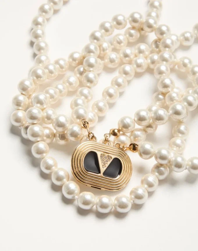 Naszyjnik owalny z metalu, emalii, pereł i kryształów Swarovski® Naszyjnik owalny z metalu, emalii, pereł i kryształów Swarovski®