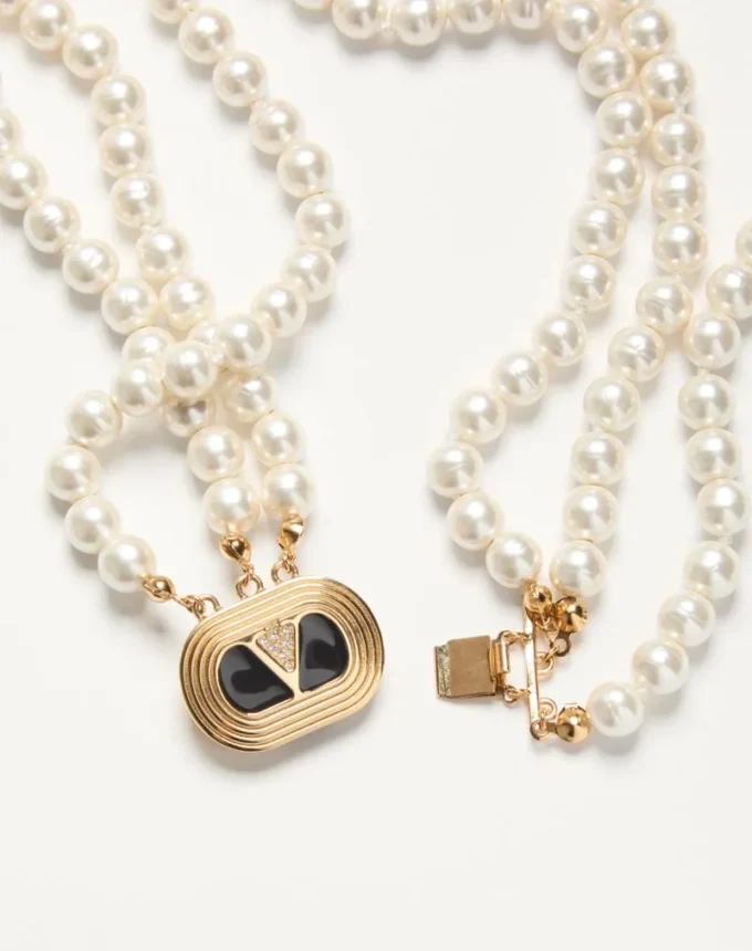 Naszyjnik owalny z metalu, emalii, pereł i kryształów Swarovski® Naszyjnik owalny z metalu, emalii, pereł i kryształów Swarovski®