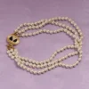 Naszyjnik owalny z metalu, emalii, pereł i kryształów Swarovski® Naszyjnik owalny z metalu, emalii, pereł i kryształów Swarovski®