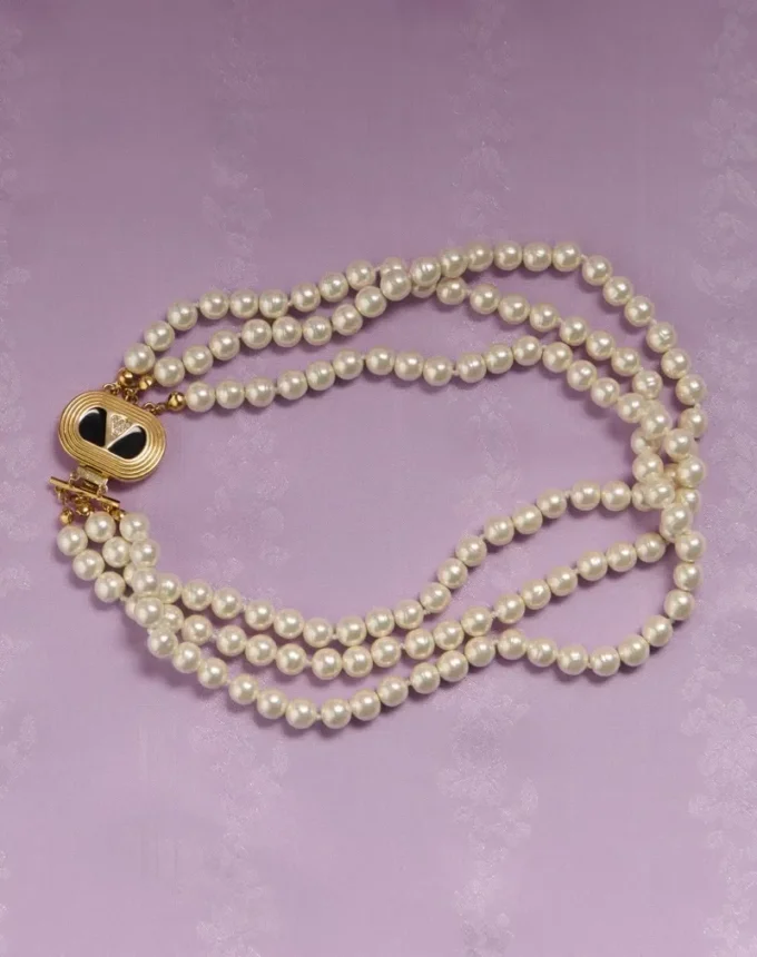 Naszyjnik owalny z metalu, emalii, pereł i kryształów Swarovski® Naszyjnik owalny z metalu, emalii, pereł i kryształów Swarovski®