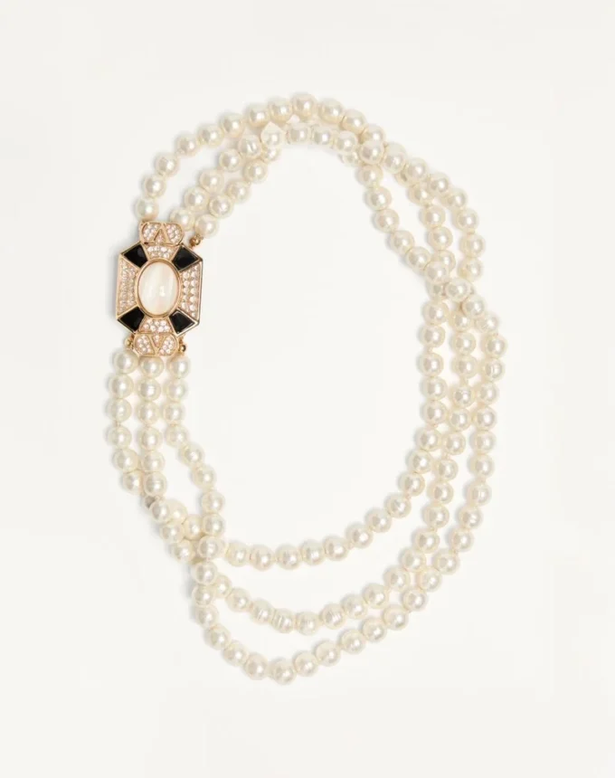 Naszyjnik Pas Plus z metalu, emalii, żywicy, pereł i kryształów Swarovski® Naszyjnik Pas Plus z metalu, emalii, żywicy, pereł i kryształów Swarovski®