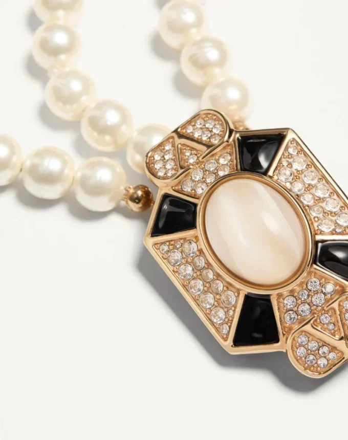 Naszyjnik Pas Plus z metalu, emalii, żywicy, pereł i kryształów Swarovski® Naszyjnik Pas Plus z metalu, emalii, żywicy, pereł i kryształów Swarovski®