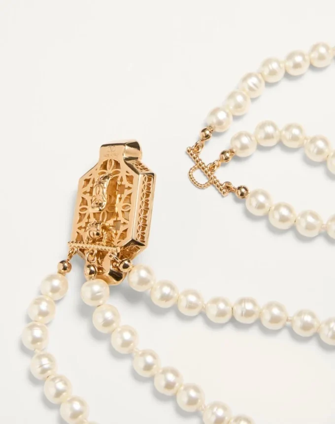 Naszyjnik Pas Plus z metalu, emalii, żywicy, pereł i kryształów Swarovski® Naszyjnik Pas Plus z metalu, emalii, żywicy, pereł i kryształów Swarovski®