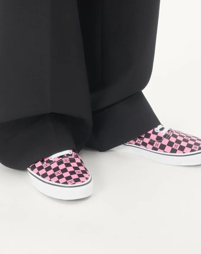 Niskie trampki Valentino Garavani i Vans z tkaniny z nadrukiem VLogo w szachownicę Niskie trampki Valentino Garavani i Vans z tkaniny z nadrukiem VLogo w szachownicę