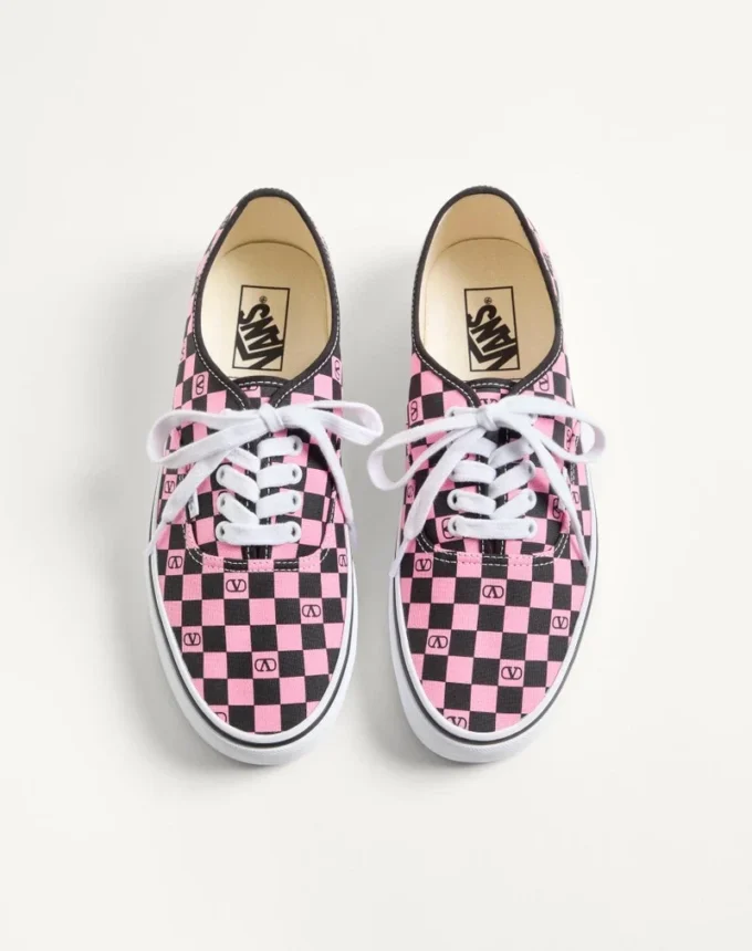 Niskie trampki Valentino Garavani i Vans z tkaniny z nadrukiem VLogo w szachownicę Niskie trampki Valentino Garavani i Vans z tkaniny z nadrukiem VLogo w szachownicę