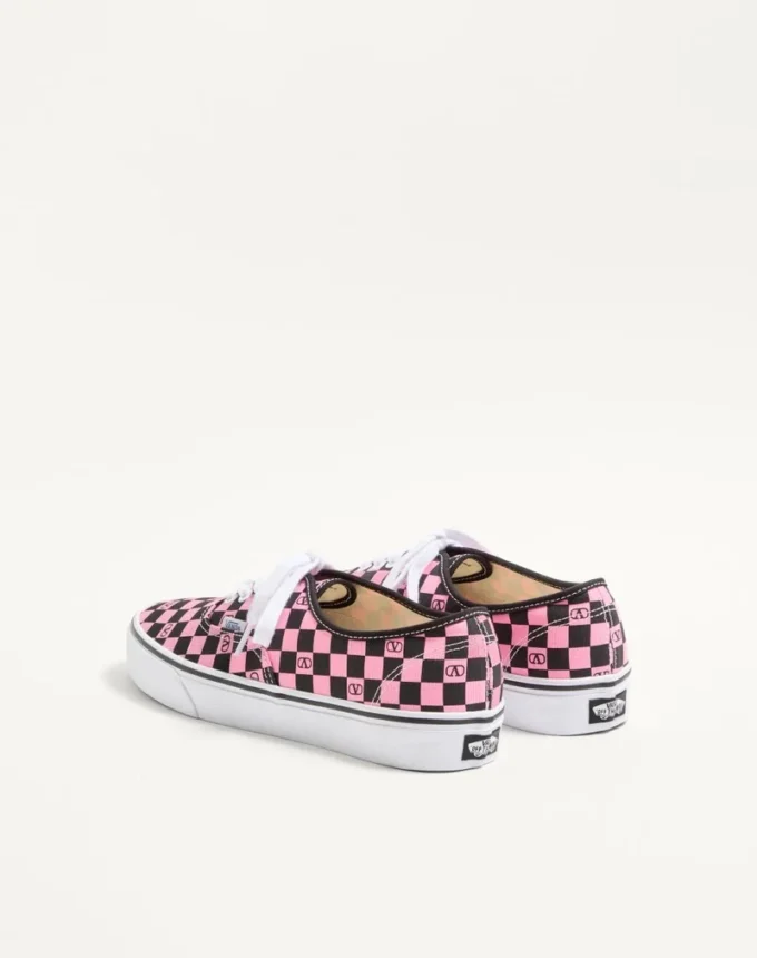 Niskie trampki Valentino Garavani i Vans z tkaniny z nadrukiem VLogo w szachownicę Niskie trampki Valentino Garavani i Vans z tkaniny z nadrukiem VLogo w szachownicę