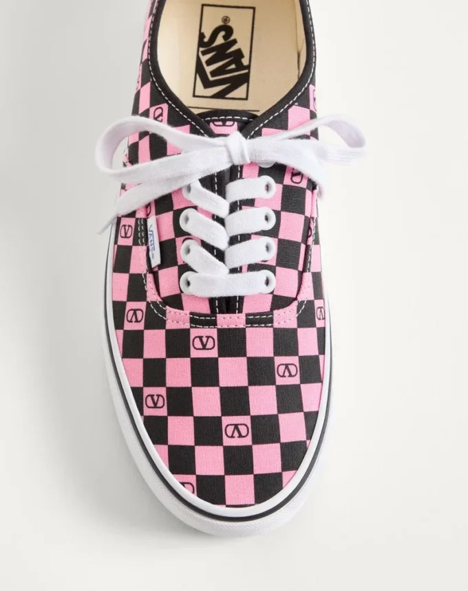 Niskie trampki Valentino Garavani i Vans z tkaniny z nadrukiem VLogo w szachownicę Niskie trampki Valentino Garavani i Vans z tkaniny z nadrukiem VLogo w szachownicę