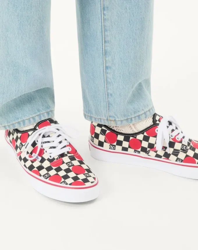Niskie trampki Valentino Garavani i Vans z tkaniny z nadrukiem VLogo w szachownicę i detalami w kropki Niskie trampki Valentino Garavani i Vans z tkaniny z nadrukiem VLogo w szachownicę i detalami w kropki