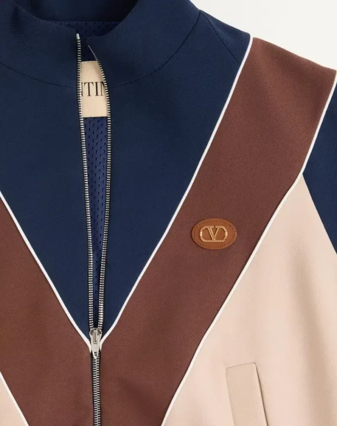 Nylonowa bluza z zamkiem błyskawicznym i naszywką z logo Nylonowa bluza z zamkiem błyskawicznym i naszywką z logo