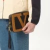 Nylonowa kurtka wiatrówka z kapturem i naszywką z logo Nylonowa kurtka wiatrówka z kapturem i naszywką z logo