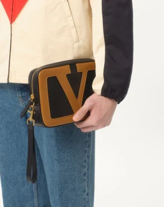 Nylonowa kurtka wiatrówka z kapturem i naszywką z logo