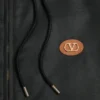 Nylonowa kurtka wiatrówka z kapturem i naszywką z logo Nylonowa kurtka wiatrówka z kapturem i naszywką z logo