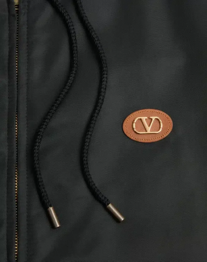 Nylonowa kurtka wiatrówka z kapturem i naszywką z logo Nylonowa kurtka wiatrówka z kapturem i naszywką z logo
