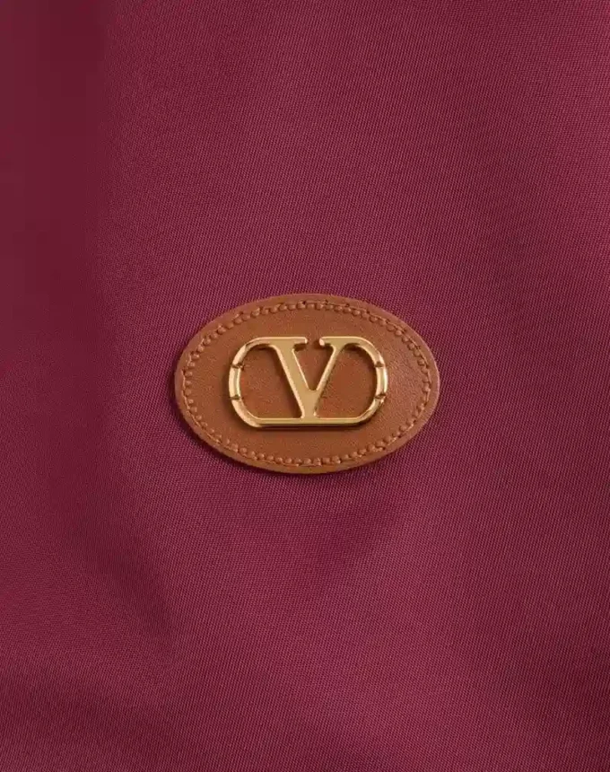 Nylonowa kurtka z naszywką z logo Nylonowa kurtka z naszywką z logo