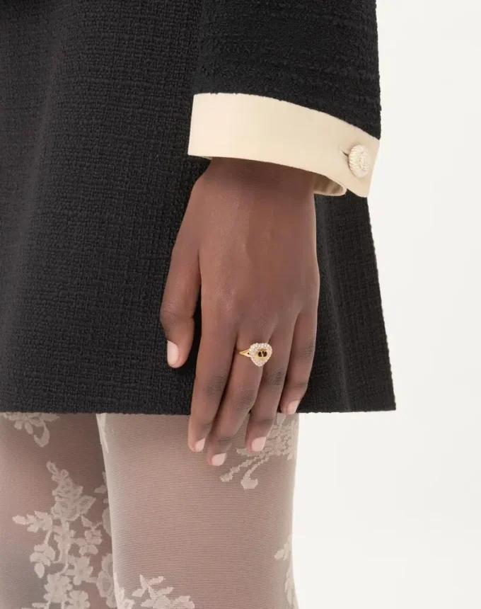 Pierścionek Coeur Royal z metalu, emalii i kryształów Swarovski® Pierścionek Coeur Royal z metalu, emalii i kryształów Swarovski®