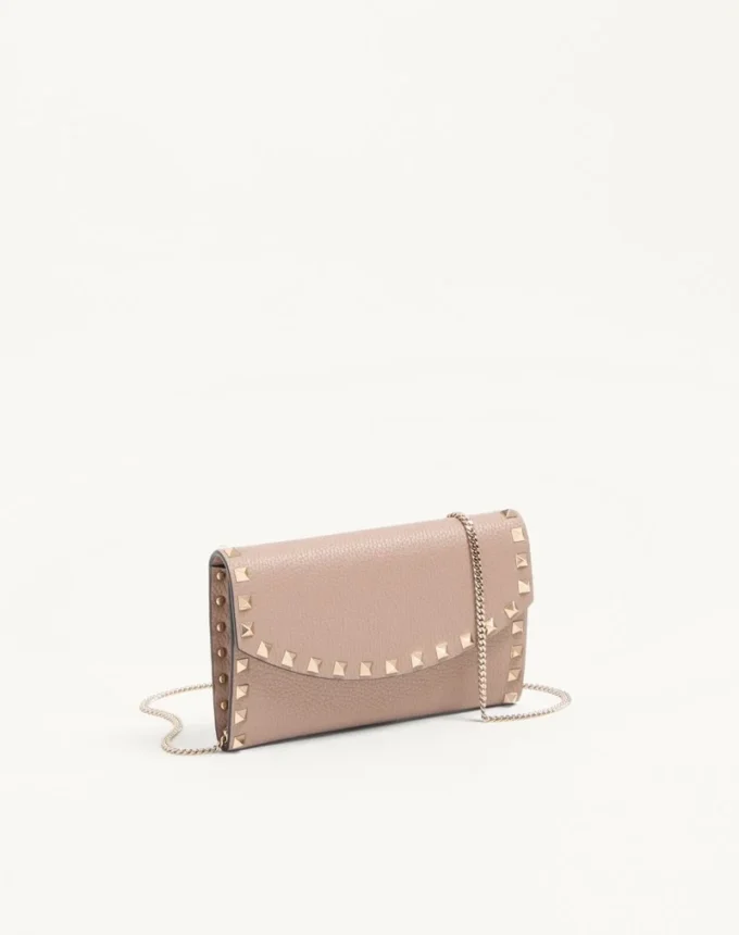 Portfel Rockstud z łańcuszkiem z ziarnistej skóry cielęcej Portfel Rockstud z łańcuszkiem z ziarnistej skóry cielęcej