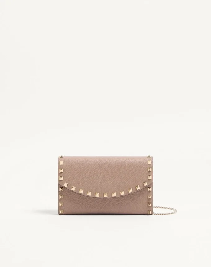 Portfel Rockstud z łańcuszkiem z ziarnistej skóry cielęcej Portfel Rockstud z łańcuszkiem z ziarnistej skóry cielęcej