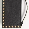 Portfel Rockstud z łańcuszkiem z ziarnistej skóry cielęcej Portfel Rockstud z łańcuszkiem z ziarnistej skóry cielęcej