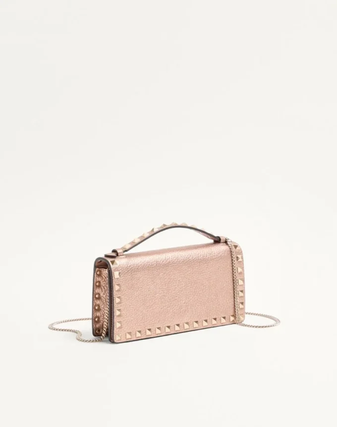 Portfel Rockstud z laminowanej ziarnistej skóry cielęcej z łańcuszkiem Portfel Rockstud z laminowanej ziarnistej skóry cielęcej z łańcuszkiem
